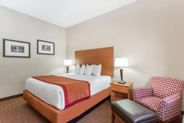 Room, King Bed, Accessible, Baymont by Wyndham Savannah/Garden City 3/5
