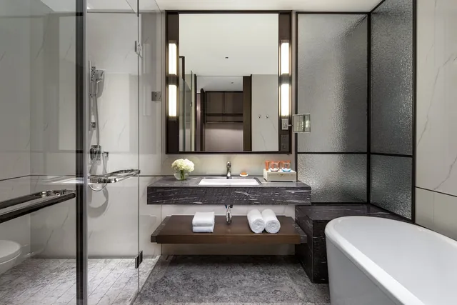 غرفة بريميوم بسرير كينج مع دخول صالة النادي، Crowne Plaza Shanghai Hongqiao 3/4