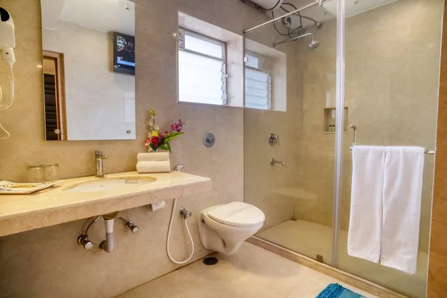جناح بسرير كوين، ROLAND HOTEL 3/6