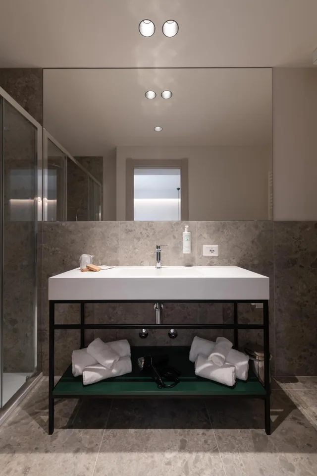 جناح جونيور، Hotel Catignano 5/6