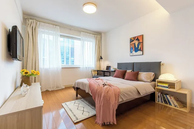 2 Bedrooms, Senior, Apartment, 2 Queen Beds, Kitchen, Book and Bed-People's Square 4/10
