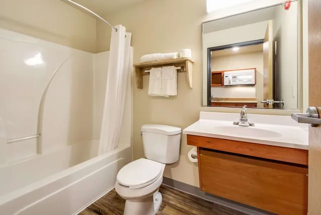 Efficiency, Queen Bed, Econo Lodge Burlington I-70 5/8