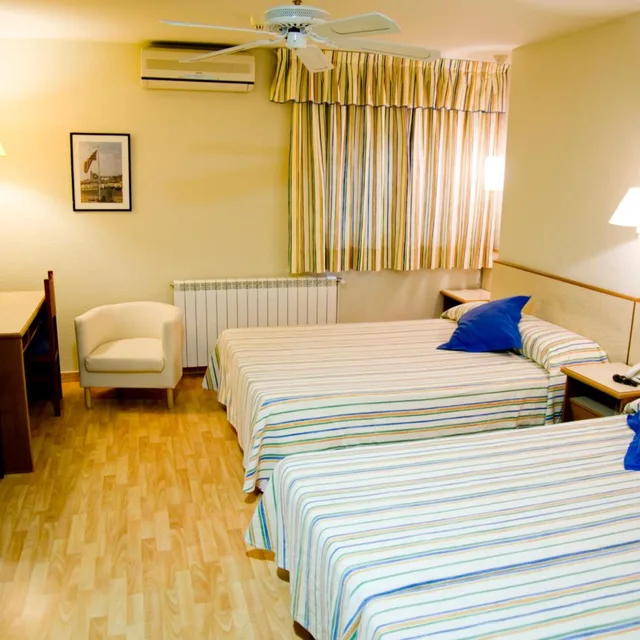 غرفة رباعية، Hotel Balaguer 2/9