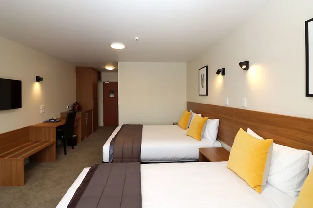 غرفة ديلوكس بسرير فردي وسرير كوين، The Victoria Hotel Dunedin 5/7