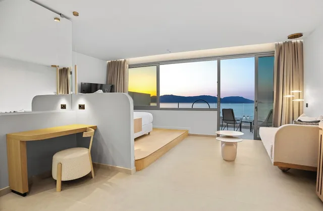 Sky, Swim Up, Junior Suite, 1 King and 1 Single Beds, Sea View، Ventale Island Breeze Resort 4/5