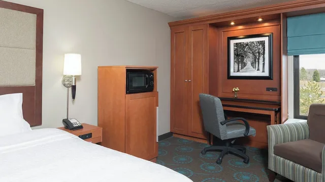 غرفة قياسية بسرير كوين لذوي الإعاقة، Larkspur Landing Hotel Ann Arbor 1/3