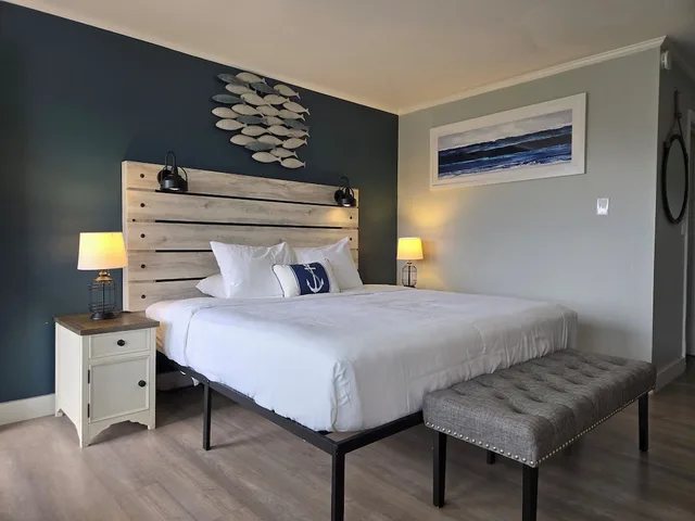 Comfort, King Bed, Bay View, Pet Friendly, Smuggler’s Cove Inn 1/1