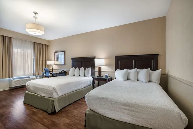 غرفة بسريرين مزدوجين بحوض استحمام لذوي الإعاقة، Best Western Corona Hotel and Suites 1/4