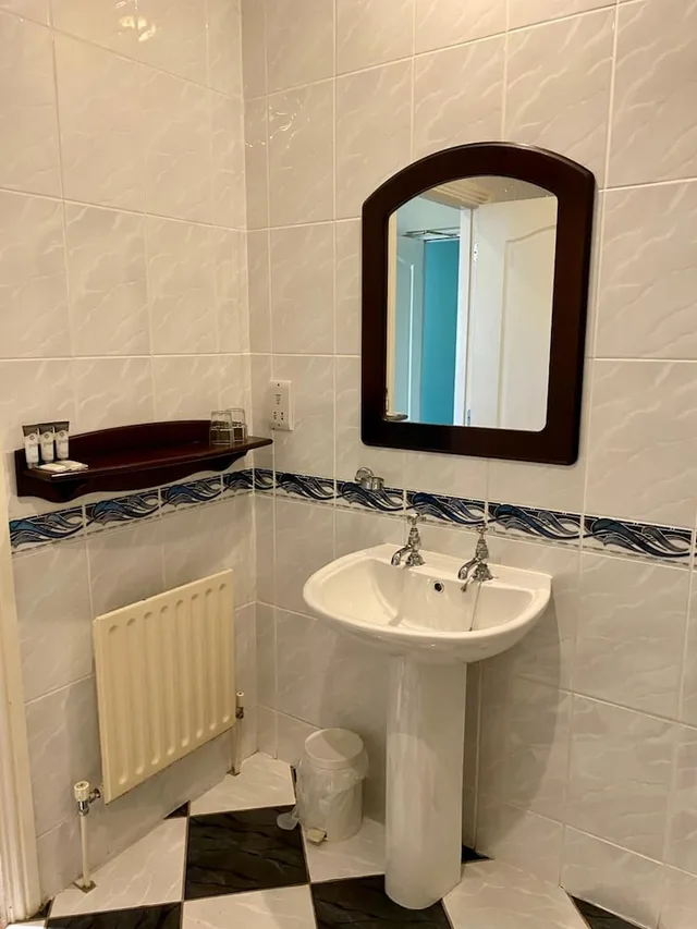 Room, 1 Double and 1 Single Bed, Garden Wing، TWIN TREES HOTEL AND LEISURE CLUB(FORMERLY Downhill House Hotel) 5/6