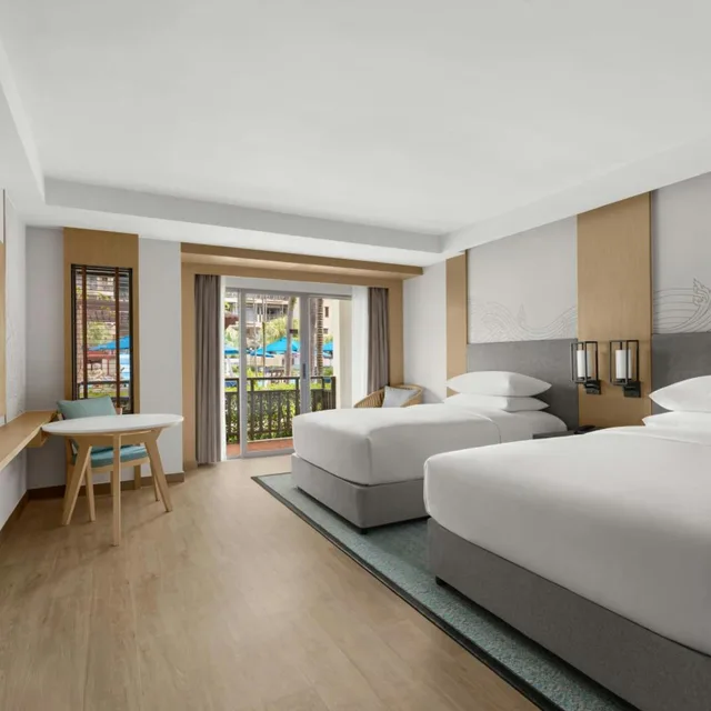 غرفة كبيرة بسريرين مزدوجين بإطلالة على المسبح بشرفة، Phuket Marriott Resort & Spa, Merlin Beach 3/13