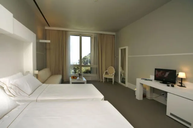 غرفة ديلوكس رباعية بسرير كينج بإطلالة على البحر مع أريكة، Hotel Piccolo Portofino 1/6