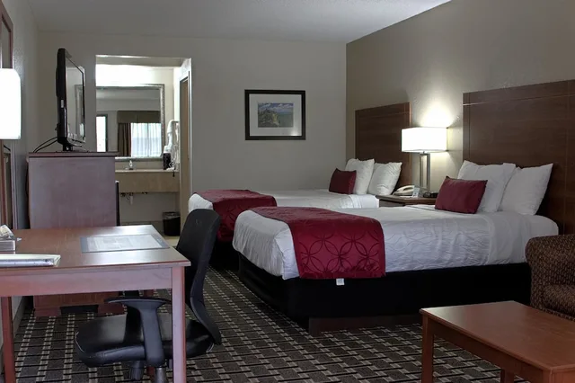 غرفة قياسية بسريرين كوين مع أريكة، Best Western Statesville Inn 5/9