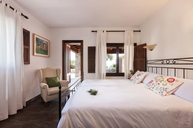 غرفة كلاسيكية بسرير مزدوج بشرفة، FINCA HOTEL ALBELLONS PARC NATURAL 2/5