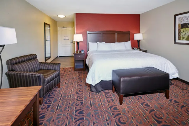 غرفة بسرير كينج، Hampton Inn and Suites Milwaukee Franklin 2/4