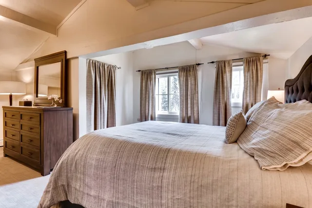 Petite, Suite, Queen and Twin Beds, Ski Tip Lodge 2/9
