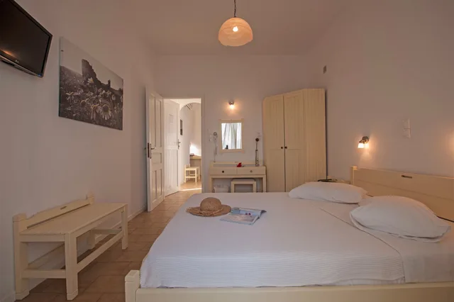 غرفة قياسية رباعية بسرير مزدوج وسرير فردي بإطلالة على البحر مع أريكة، Akrotiri Hotel 5/10