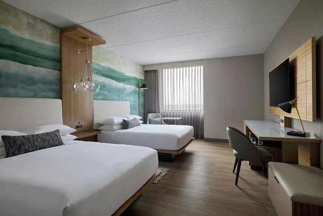 غرفة بريميوم بسريرين كوين، Chicago Marriott Northwest 2/6