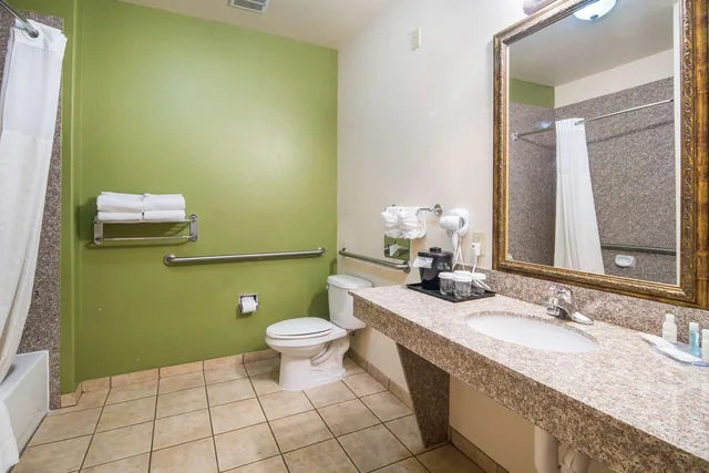جناح بسريرين كوين لذوي الإعاقة، Clarion Inn & Suites Weatherford South 5/5