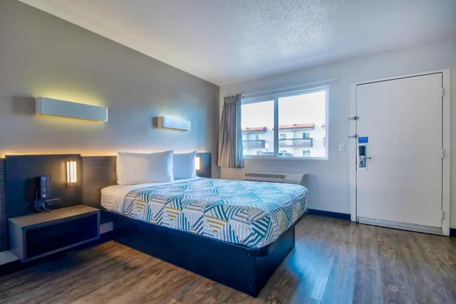 غرفة بسرير كوين للمدخنين، Motel6 Santa Fe, NM 2/10