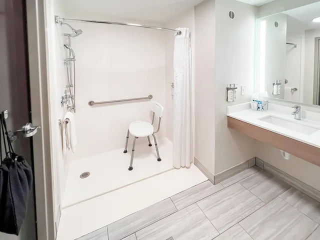 غرفة قياسية بسرير كينج لذوي الإعاقة، Holiday Inn Express Hotel Suites Kodak East Sevierville 4/4