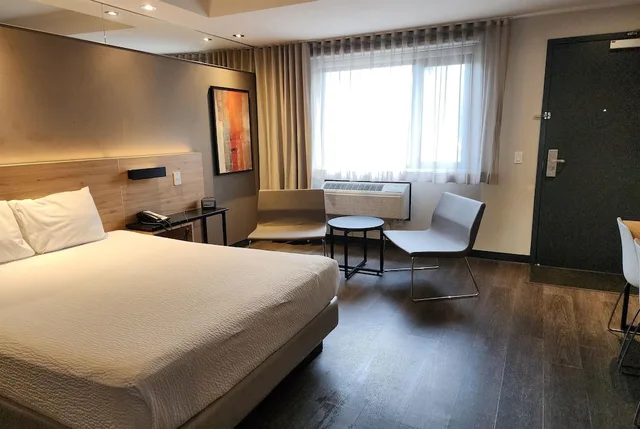 غرفة بسرير كوين، Ramada by Wyndham Laval 3/10