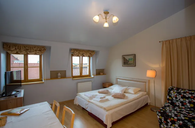 شقة كلاسيكية بسريرين منفصلين بغرفتي نوم مع أريكة، Kazimierz S Secret Apartments 5/10