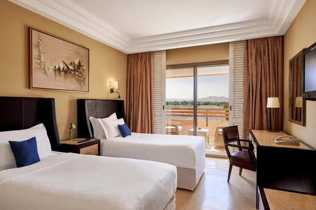 غرفة سوبيريور بسريرين منفصلين بإطلالة على النهر مع أريكة، Steigenberger Resort Achti 1/1
