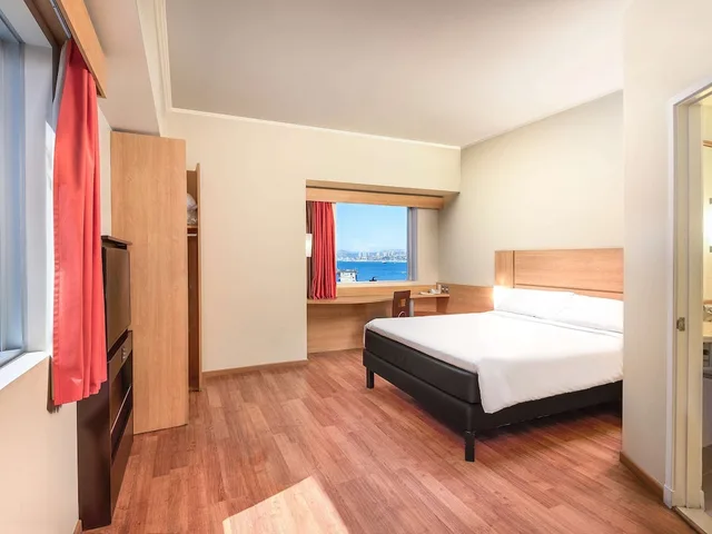 Room, Queen Bed, Ibis Valparaiso 2/10