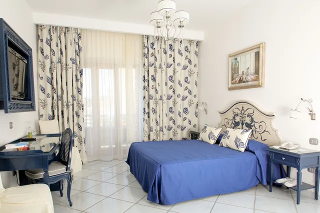غرفة ديلوكس بسرير كوين وسرير فردي بإطلالة على البحر بغرفة نوم واحدة، Villa Sirio Hotel 2/6