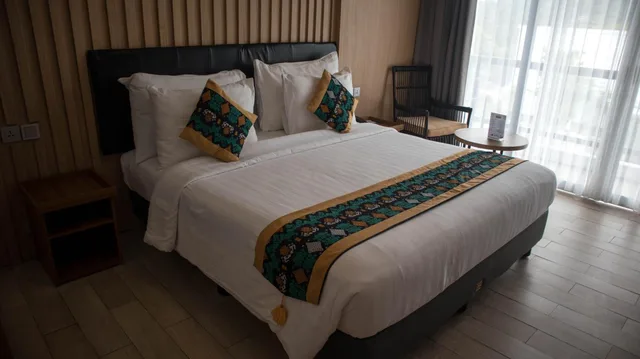 غرفة ديلوكس بسرير مزدوج بإطلالة على المسبح، Raja Hotel Kuta Mandalika Resort & Convention 5/10