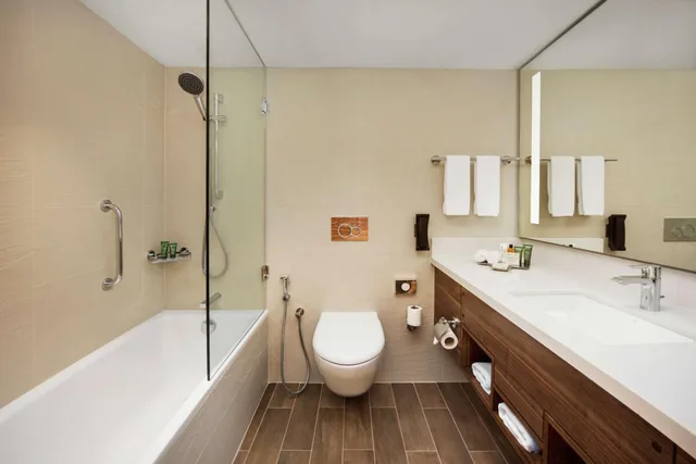 غرفة بسرير كينج وسرير كوين، Hilton Garden Inn Ras Al Khaimah 4/5