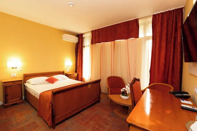 Suite, Queen Bed, Continental Hotel 3/8