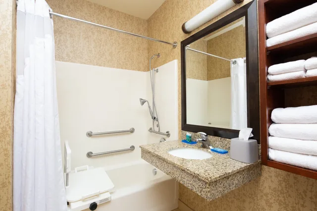 غرفة قياسية بسريرين كوين بحوض استحمام لذوي الإعاقة، Holiday Inn Express Hotel Suites Astoria 7/7