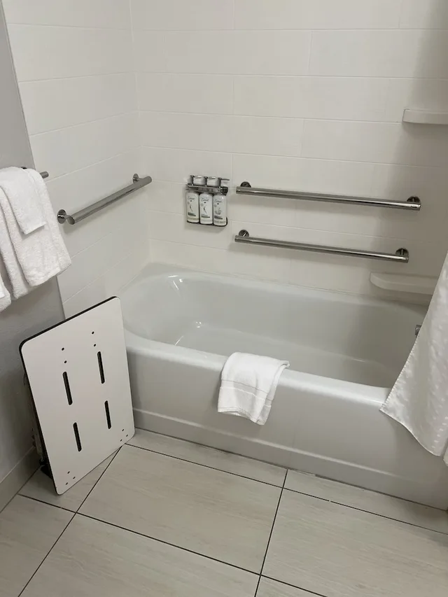 جناح بسريرين كوين لذوي الإعاقة، Holiday Inn Express Suites Mobile University Area 4/4