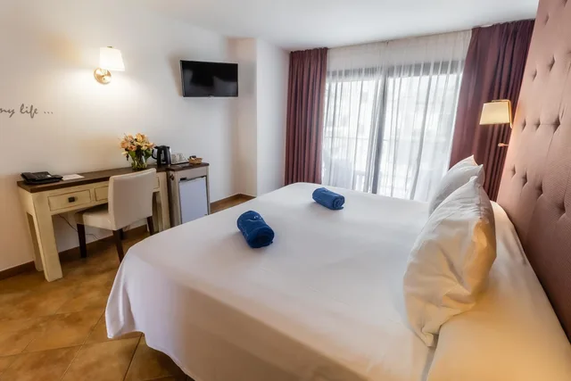 Superior, Queen Bed, Paloma Blanca Boutique Hotel 5/8