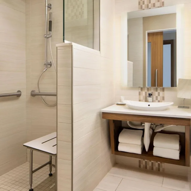 غرفة ديلوكس بسريرين كوين بحوض استحمام لذوي الإعاقة، The Westin Dallas Downtown 4/5