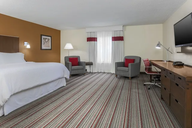 غرفة بسرير كينج لذوي الإعاقة، Four Points by Sheraton Bentonville 1/7