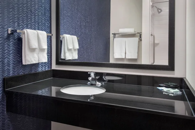 جناح بسرير كينج بغرفة نوم واحدة مع أريكة، Fairfield Inn Suites Watertown Thousand Islands 4/4