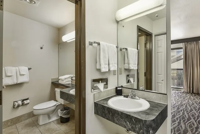 غرفة قياسية بسرير كينج، Cedar Street Hotel and Suites 3/3