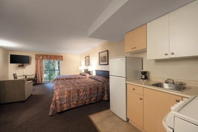 جناح عائلي بسريرين كوين مع أريكة بمطبخ، Canadian Inn 2/3