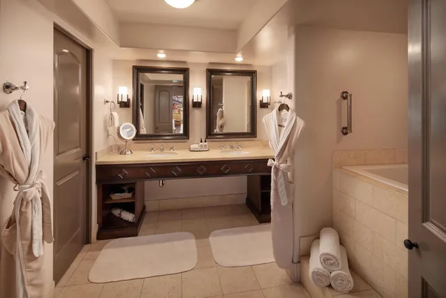 غرفة بسريرين مزدوجين بشرفة، Royal Palms Resort And Spa In the Unbound Collection By Hyatt Formerly Royal Palms Resort And Spa 8/9