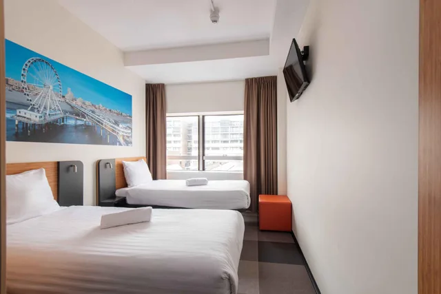 غرفة قياسية ثلاثية بسرير كوين وسرير فردي، easyHotel The Hague Scheveningen Beach 1/1