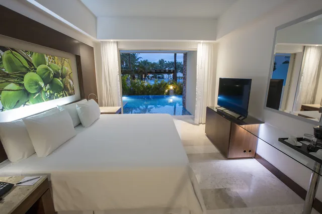 Altitude Club Junior Suite Swim Out 1 King، Krystal Grand Nuevo Vallarta All Inclusive 2/6