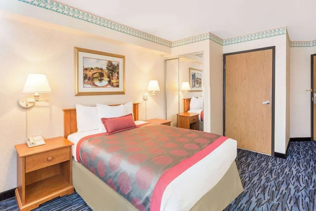 غرفة بسريرين مزدوجين، Ramada By Wyndham Kent Seattle Area 1/8