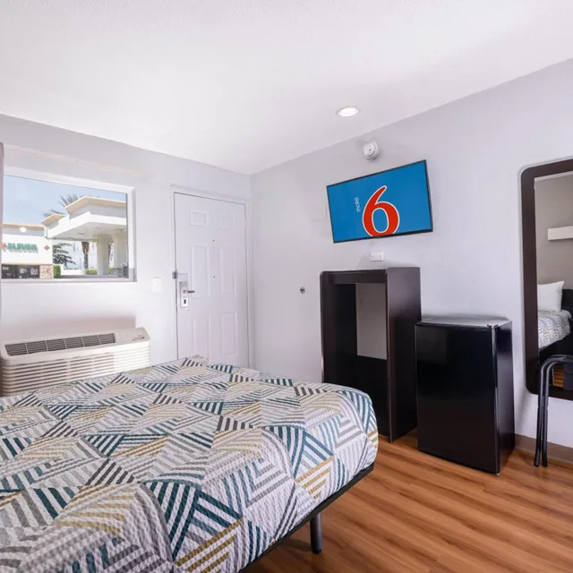 1 Full Bed - Mobil Acc Tub Nsmk Mini Fridge، Motel6 Ontario, CA - Airport 2/6