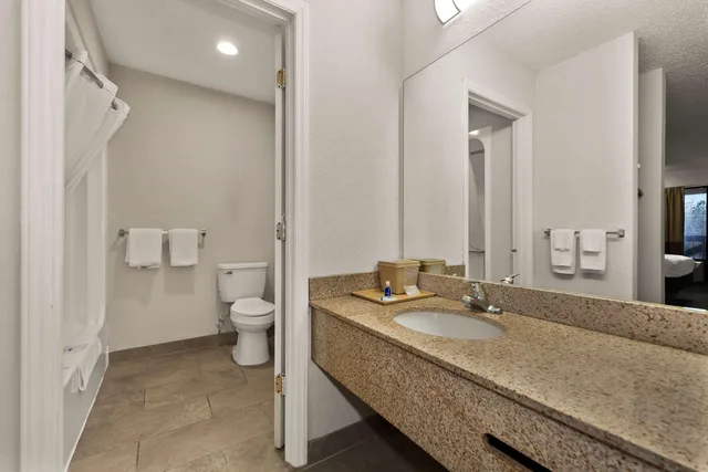 غرفة رباعية بسرير كوين، Rodeway Inn Lumberton Central 4/5