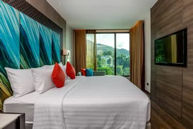 غرفة بسرير مزدوج بإطلالة على المسبح بغرفة نوم واحدة، Skyview Resort Phuket 1/1