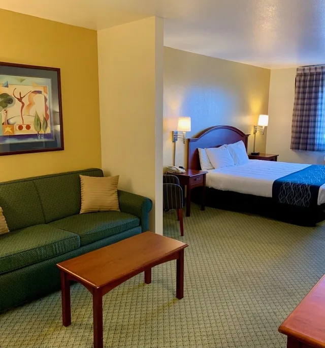 جناح بسرير كينج مع أريكة، Crossings by GrandStay Inn & Suites 7/10
