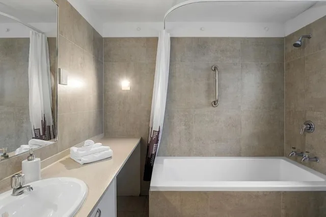 2 Bedrooms, Apartment, 2 Queen and Twin or 4 Single Beds, 2 Queen Beds، Camelot Motor Lodge 4/7