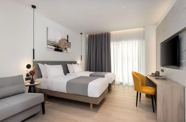 غرفة سوبيريور بسريرين منفصلين بشرفة، Urban K Hotel Athens 1/5